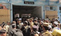 Pakistan'da okulun çatısı çöktü: 27 öğrenci ve bir öğretmen öldü