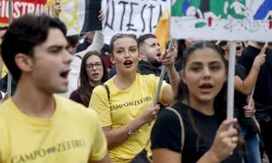 İtalya'da hükümeti protesto edenlerle polis engeli