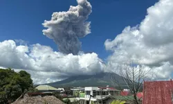 Mayon Yanardağı'nda patlama