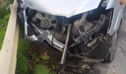 Girne-Tatlısu ana yolunda iki araç çarpıştı… Üç kişi yaralandı