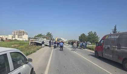 Dörtyol'daki kaza… Büyük trafik levhası yola devrildi