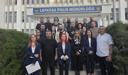 Saldırıya uğrayan gazeteciler Lefkoşa Polis Müdürlüğüne şikâyette bulundu