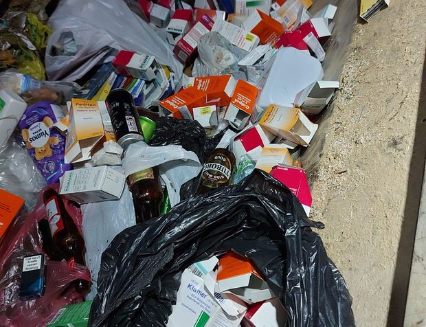 Lefkoşa’da dün akşam çöp konteynerinde bulunan kapağı kesik ilaçlar polise teslim edildi
