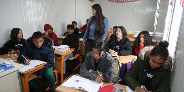İlk ders gününde çanta ve kırtasiye desteği Gaziantep Büyükşehir'den