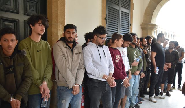 Ülkeye tekneyle kaçak yollarla giren 38 kişi suçüstü tespit edilerek tutuklandı
