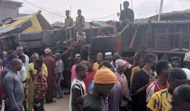 Nijerya'da Tırın Cuma Namazı Kılanların Arasına Dalması Sonucu 14 Kişi Öldü