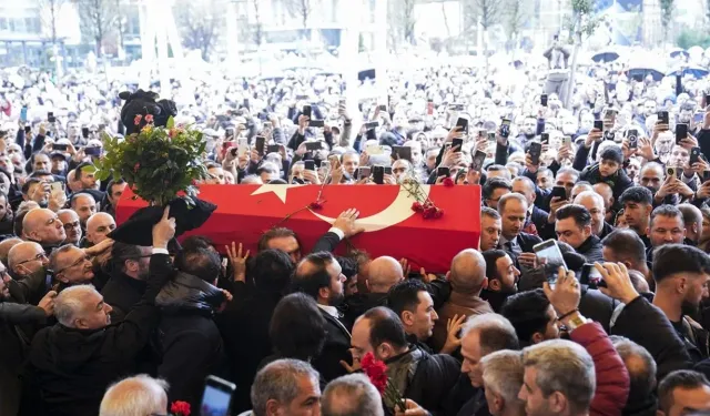 Sanatçı Volkan Konak memleketi Trabzon'da son yolculuğuna uğurlandı