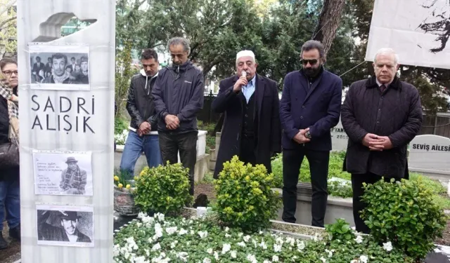 Usta sanatçı Sadri Alışık mezarı başında anıldı
