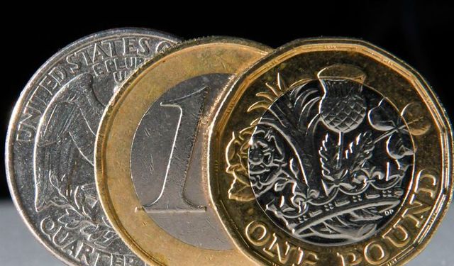 Sterlin 54,40 TL, euro 47,05 TL, dolar 40,28 TL'den işlem görüyor