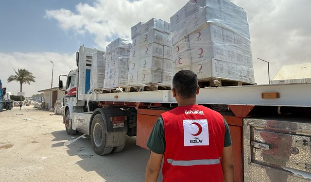 Türk Kızılay'ın Gazze'ye gıda malzemesi taşıyan 165 tırı Refah Sınır Kapısı'ndan geçmeye başladı