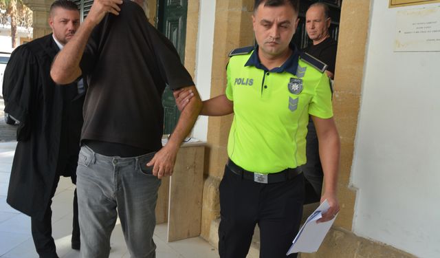 4 kişi kandırarak 5 bin 600 Dolar ve 400 Euro aldı