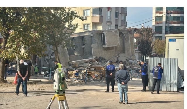 Kocaeli'de çöken apartmanın yakınındaki 3 bina daha tedbiren boşaltıldı