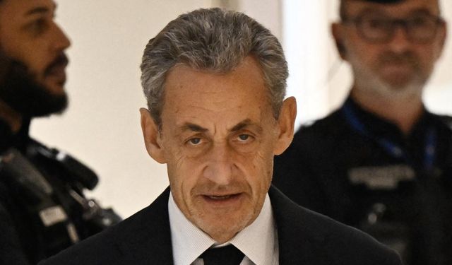 Fransa'da mahkeme eski Cumhurbaşkanı Sarkozy'nin adli kontrol şartıyla serbest bırakılmasına hükmetti