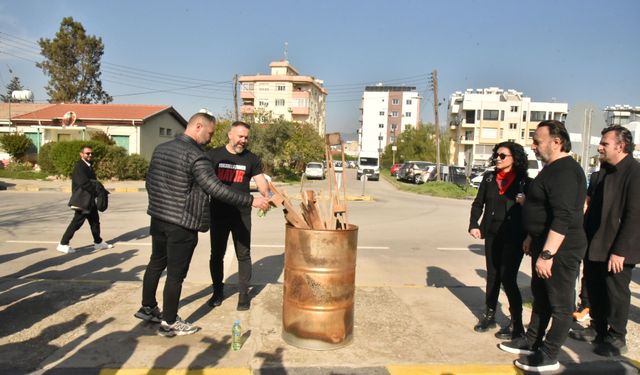 Kamuda yetkili beş sendika, Başbakanlık önünde ateş yaktı: “Bu bir başlangıçtır, eylemler adım adım büyütülecek”