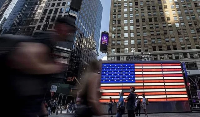 ABD'li tüketiciler gelir artışlarından daha fazla harcamaya devam ediyor