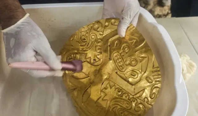 Yarasa ve timsah figürleri var. Antik mezardan altın fışkırdı