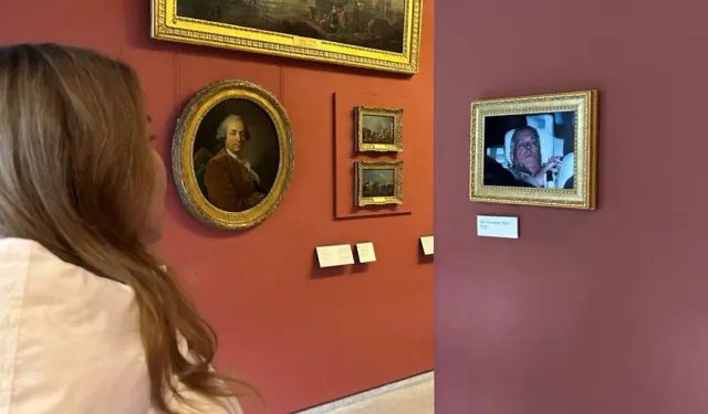 Eski Prens Andrew'un polis arabasındaki fotoğrafı Louvre Müzesi'ne asıldı