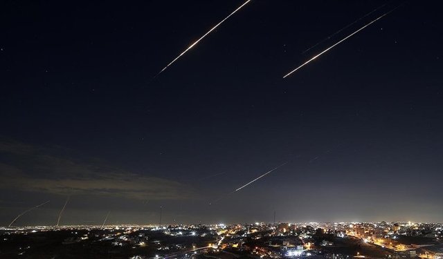 İran, ABD üslerine ve İsrail'e yeni saldırılar düzenledi