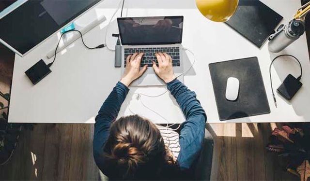 İspanya'da kamunun haftalık çalışma saati 37,5'ten 35'e indirildi