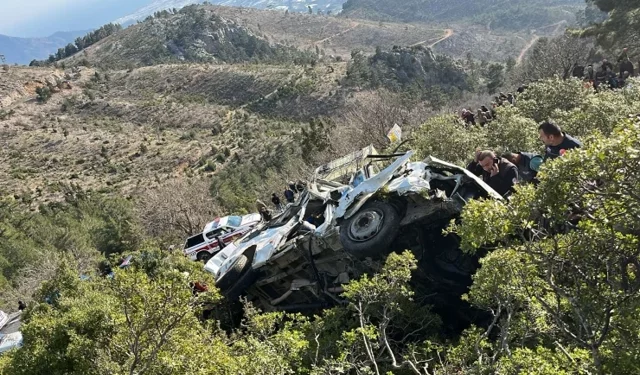 Tarım işçilerini taşıyan minibüs şarampole yuvarlandı: Üç ölü, 11 yaralı