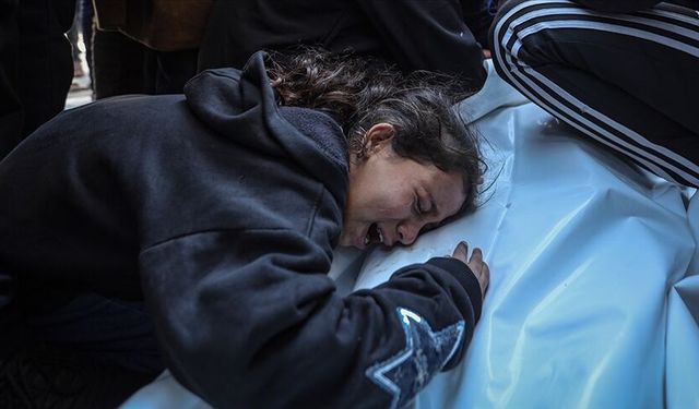 Gazze’de Filistinli kız, İsrail saldırısında ölen babasının naaşı başında "uyan baba" diye gözyaşı döktü
