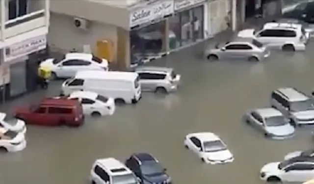 BAE'nin Şarika kentinde şiddetli yağışlar nedeniyle araçlar su altında kaldı