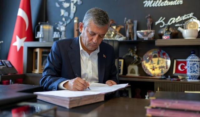 Özgür Özel CHP’den istifa etti: Yeni Parti’nin kuruluş evrakını imzaladı
