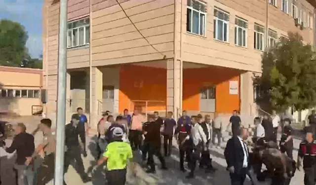 Manisa Turgutlu'da lisenin önünde silahlı saldırı: Yaralılar var