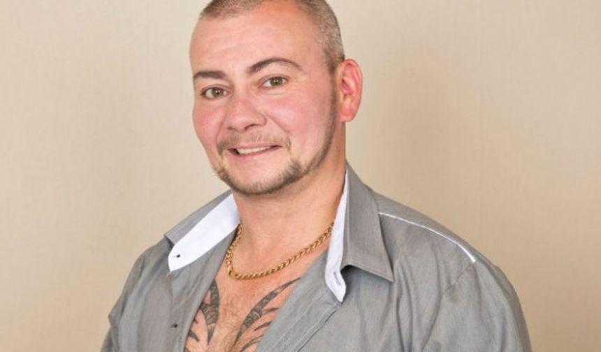 İki çocuk annesiyken erkek gibi hissettiğini fark ederek erkek olmaya karar veren Shay Robertson, hayranı olduğu şarkıcı Shayne Ward&#039;a benzemek için ameliyat üstüne ameliyat oldu.

46 yaşındaki Shay Robertson, beş yılını cinsiyet geçişine harcadı.


İki çocuk annesi olan Shay, 2005 yılı X-Factor kazanını Shayne Ward gibi görünmek için cinsiyet geçişi yaptığını açıkladı. Shay kendini bir kadın vücuduna hapsolmuş bir erkek gibi hissetmiş yıllarca. Fakat 32 yaşındaki Ward&#039;u televizyonda gördüğünde, bir şeylerin değişmesi gerektiğine inancı artmış. Ardından bir dizi ameliyatlardan oluşan bir süreç başlamış.