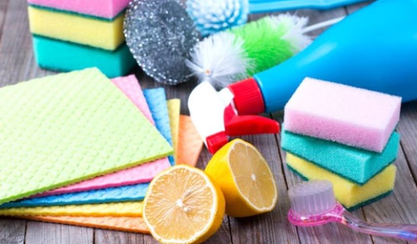 Limonun çok yönlü bir besin olduğunu çoğumuz biliyoruz. Sayısız yiyecek ve içecek tariflerinde kullanılmasının yanı sıra birçok farklı faydası da var. Limonun mutfak dışı kullanım alanlarını ne kadar biliyorsunuz? İşte limonu besin olarak tüketmek dışında; günlük hayatınızı kolaylaştırmak için kullanabileceğiniz yöntemler...


Çok amaçlı limonlu temizleyici
Limonu Yemek Dışında Kullanabileceğiniz 8 Öneri
Bir limonun kabuğunu soyun ve 150ml sirke ile soyduğunuz kabukları bir gece bekletin. Sabah 150ml su eklediğiniz karışımı sprey başlıklı bir şişeye koyun ve bu suyu evinizi temizlerken kullanın.