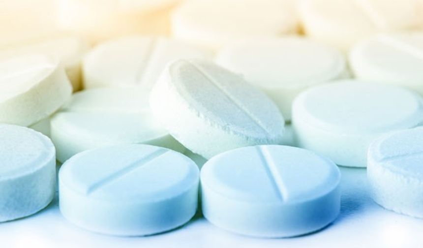 Bilinçsiz ilaç kullanmak: Bilinçsiz bir şekilde antibiyotik ve ağrı kesici kullanımı böbrek yetmezliğine yol açabilmektedir.

Doktor tarafından önerilmedikçe asla antibiyotik ve ağrı kesici alınmamalıdır. Aksi durum hekim tarafından önerilmedikçe ağrı kesici olarak etken maddesi parasetamol olan ilaçlar tercih edilmelidir.
