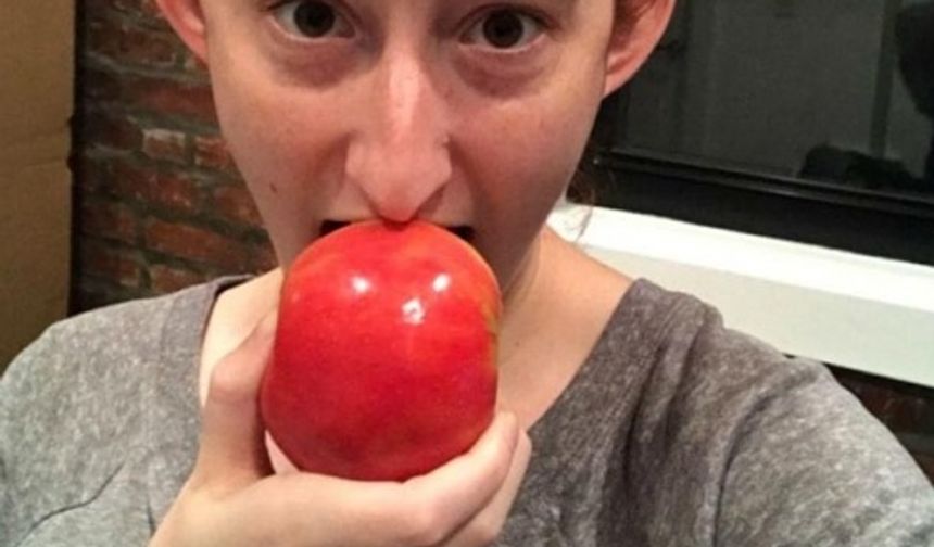 İlk hafta: Tüm vitamin ihtiyacını elma ile karşılıyor

Ileana isimli genç kadın her gün bir elma yiyerek deneyine başlıyor. 1 haftalık sürecin sonunda yeme alışkanlıklarını hiç bozmayan genç kadın, vitamin takviyesi yapmak yerine vücudunun ihtiyaç duyduğu vitamini elma ile karşılıyor.