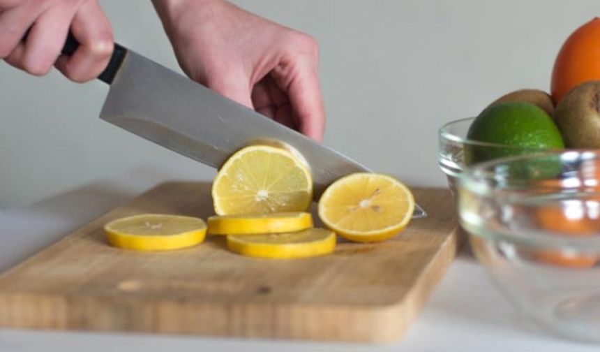 Kesme tahtasını limonla temizleyin

Kesme tahtalarınızı deterjan ile temizlemek yerine ikiye böldüğünüz limonu sünger gibi kullanarak kesme tahtanızı temizleyebilirsiniz. Bu işlemi 2 kere tekrarlayın.