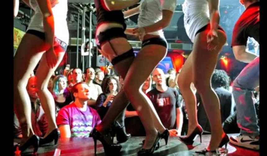 Berlin, Almanya

Almanya&#039;nın başkenti Berlin müzeleri ve alternatif mekanlarıyla ünlü. Can sıkıcı havasına inat Berlinliler özellikle hafta sonu geldiğinde gece kulüplerine akın ediyor. Berghain gibi ünlü kulüplere hafta sonu girebilmek için epey şanslı olmanız gerekiyor. Çünkü yaşanan yoğunluk nedeniyle içeri girişler sınırlandırılıyor.