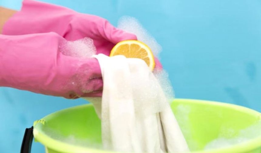 Beyazları limonla beyazlatın

Beyaz çamaşırlarınızı karbonat ve limon suyu karışımına yatırarak daha da beyazlatabilirsiniz. Çamaşırlarınızı bu işlemden sonra makinede yıkayabilirsiniz.