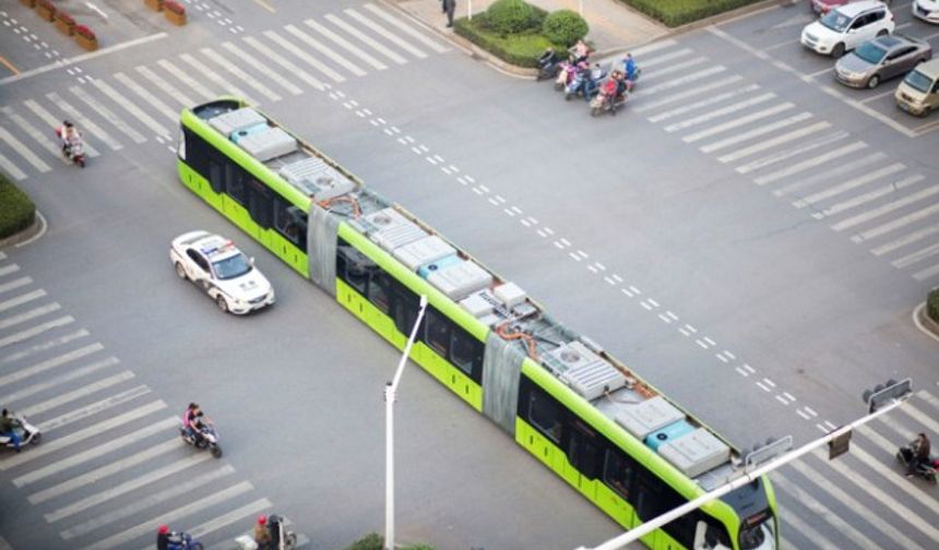 Elektrikli olan tren tam şarjda 70 kilometre yol kat ediyor.