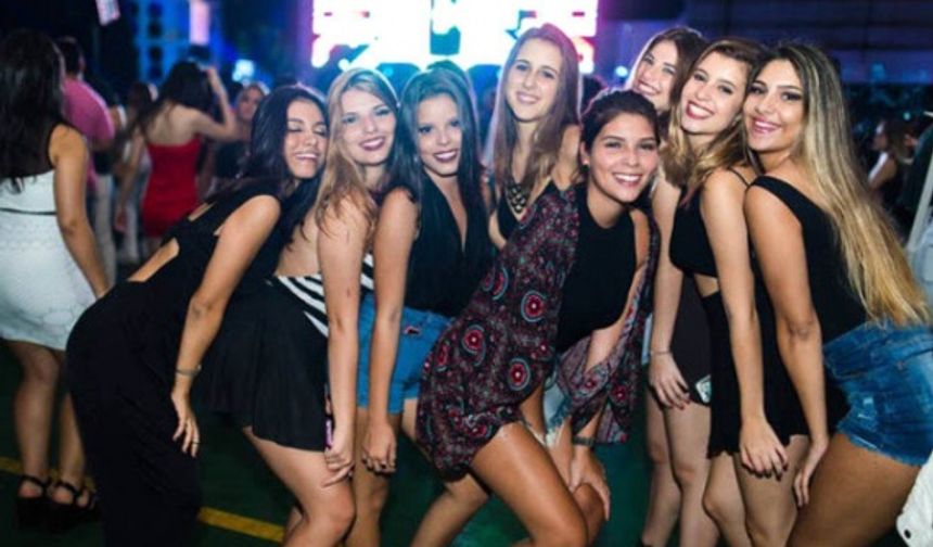 Rio de Janeiro, Brezilya

Dünyanın en ünlü festivallerinden biri olan Rio Karnavalı&#039;na ev sahipliği yapan Rio de Janeiro, aynı zamanda oldukça canlı bir gece hayatına sahip. Copacabana plajı ve Leblon bölgesi kentin eğlence hayatının kalbinin attığı yerler. Özellikle yerel partileriyle ünlü kentte, skandallar da hiç eksik olmuyor.