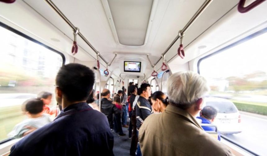 Raya ihtiyaç duymayan tren 10 dakika şarj edilirse 25 kilometre daha yol alabiliyor.