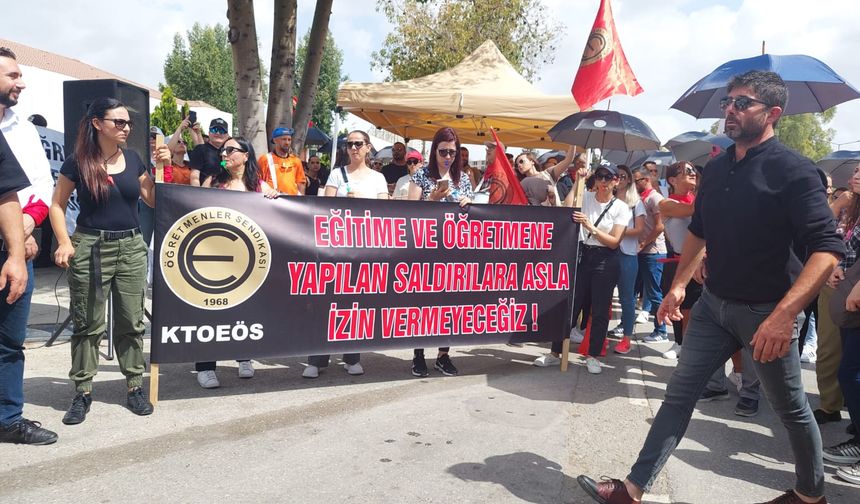 Öğretmenler, yasalarındaki değişikliği Meclis önünde protesto ediyor