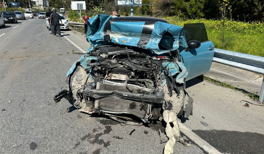 Girne –Lefkoşa ana yolunda bir araç bariyerlere çarptı
