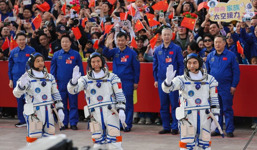 Çin, Uzay İstasyonuna Yeni Taykonot Ekibini Yolladı