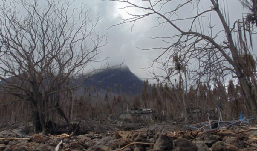 Endonezya'daki Semeru Yanardağı'nda 5 Patlama Meydana Geldi
