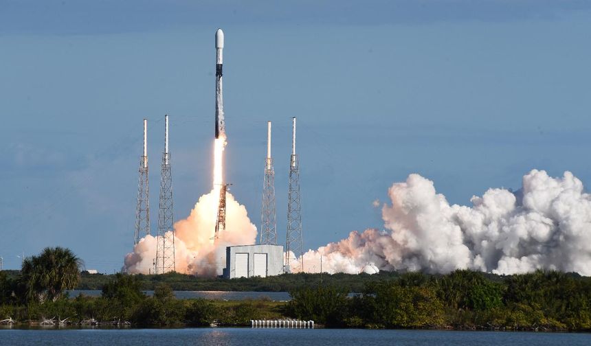 SpaceX, Uzaya 23 Starlink Ve 2 Gözlem Uydusu Fırlattı