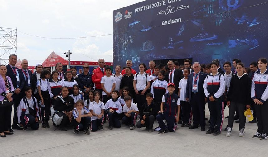 Çavuşoğlu, TEKNOFEST KKTC'nin ikinci gününde öğrencilerle buluştu