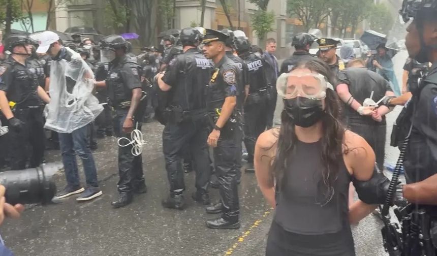 ABD'nin New York kentinde göçmenlere destek gösterisinde onlarca protestocu gözaltına alındı