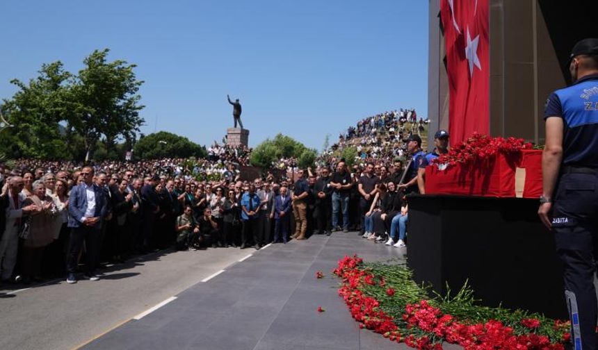 Manisa Belediye Başkanı Zeyrek için belediye önünde veda töreni düzenlendi