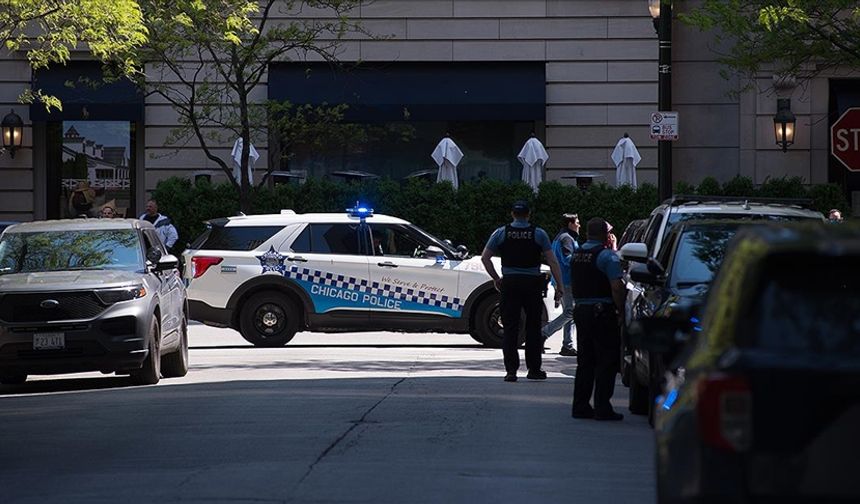 Chicago’da bir sürücü arabasını düzensiz göçmenleri destekleyen eylemcilerin üzerine sürdü
