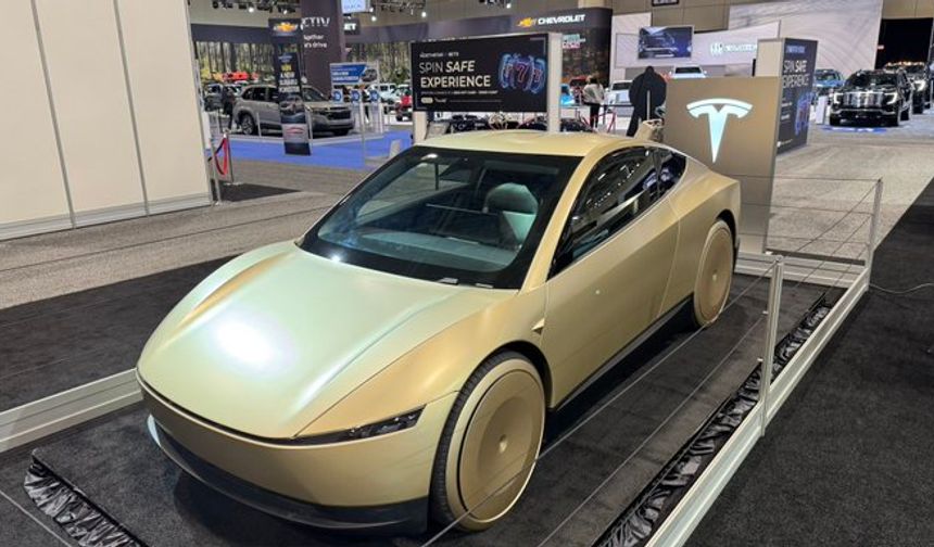 Musk'ın sürücüsüz taksi hizmeti sunacak aracı Cybercab, VivaTech'te görücüye çıktı