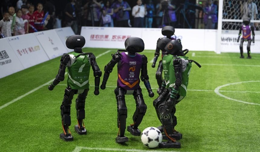 Çin'de yapay zeka destekli insansı robotlar beşerli takımlar halinde futbol maçı yaptı