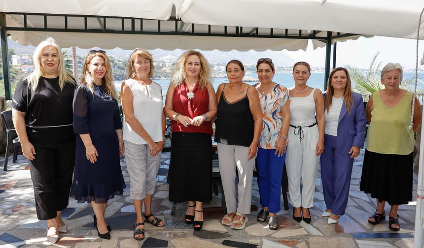 Cumhurbaşkanı Ersin Tatar’ın eşi Sibel Tatar, Girne bölgesindeki derneklerle bir araya geldi
